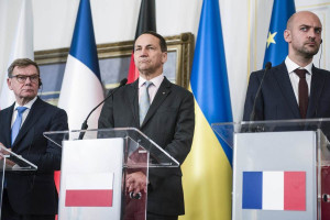 Os ministros Johann Wadephul (Alemanha), Jean-No&euml;l Barrot(Fran&ccedil;a) e Radoslaw Sikorski (Pol&ocirc;nia) discutiram medidas contra Moscou

