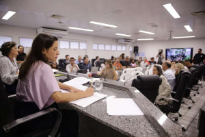 Na UPE, Raquel Lyra promete titularidade para professores e constru&ccedil;&atilde;o do Restaurante Universit&aacute;rio