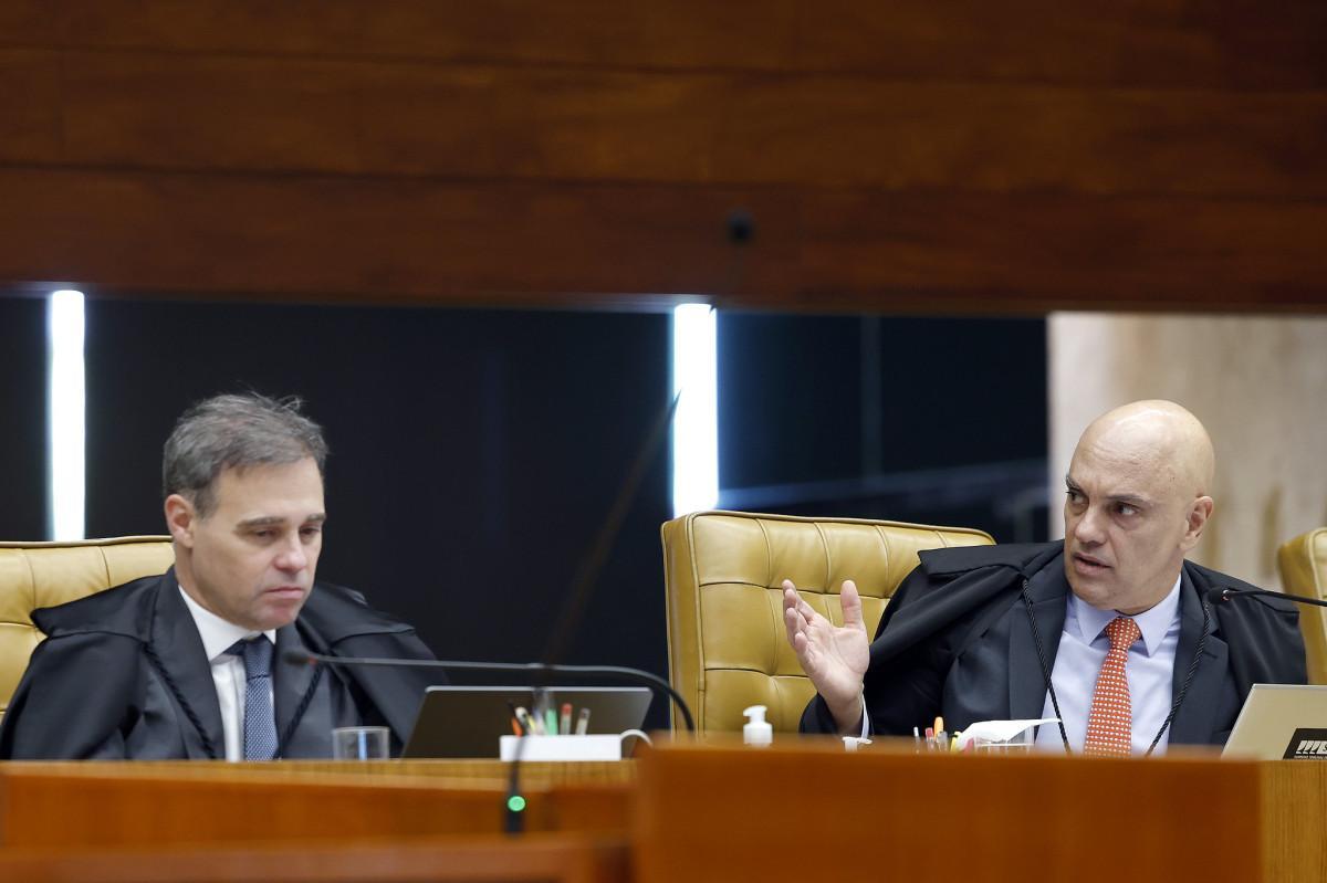 André Mendonça e Alexandre de Moraes, nesta quinta-feira (3), durante sessão plenária no STF/Foto: Luiz Silveira/STF