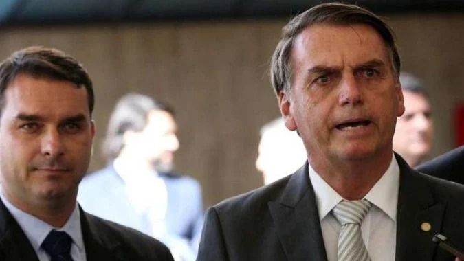 Flávio Bolsonaro (à esquerda) e Jair Bolsonaro, figuras centrais na pré-candidatura do filho à presidência da República/Wilson Dias/Agência Brasil