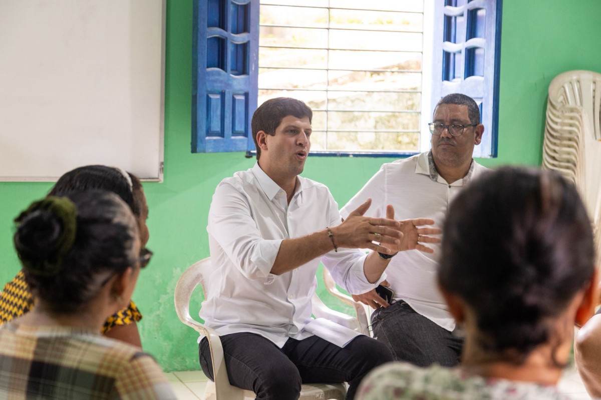 João Campos em diálogo com moradores de Várzea Fria, em São Lourenço da Mata/Foto: Karol Rodrigues/DP Foto