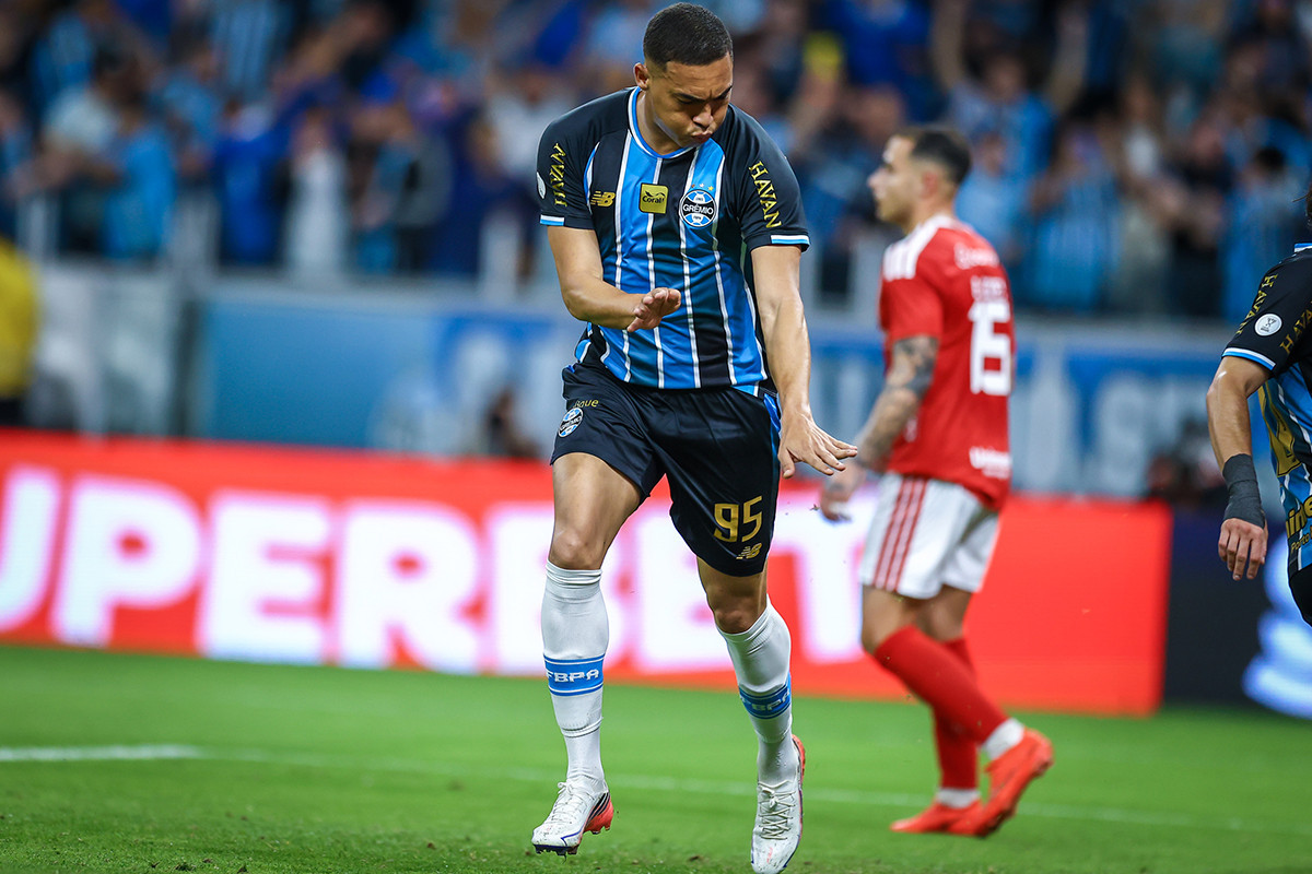 Carlos Vinícius comemora gol do Grêmio/LUCAS UEBEL/GRÊMIO FBPA