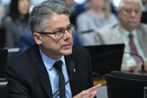Alessandro Vieira, que j&aacute; est&aacute; no segundo pedido contra Moraes, disse que era necess&aacute;rio "persistir" e apresentar uma representa&ccedil;&atilde;o "s&oacute;bria e t&eacute;cnica"