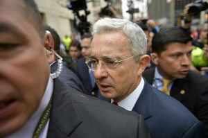Presidente entre 2002 e 2010, Uribe &eacute; alvo h&aacute; anos de suspeitas sobre v&iacute;nculos com grupos paramilitares e afirma ser v&iacute;tima de persegui&ccedil;&atilde;o pol&iacute;tica