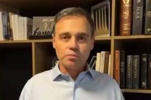 Andr&eacute; Mendon&ccedil;a grava v&iacute;deo para agradecer "preces a Deus" de apoiadores