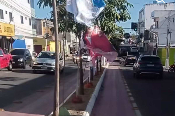 Bandeiras com propaganda eleitoral atrapalham motoristas e ciclistas em Serra Talhada (Foto: Reprodução/Instagram)
