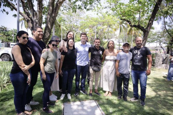 Candidato ao Governo de Pernambuco João Campos (PSB) em conversa com motoristas de app (Foto: Mauricio Ferry/DP Foto)