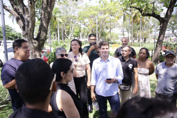 Candidato ao Governo de Pernambuco João Campos (PSB) em conversa com motoristas de app (Foto: Mauricio Ferry/DP Foto)