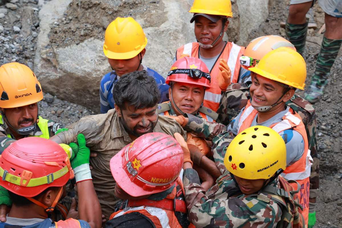 Militares carregando um trabalhador que estava preso dentro de um túnel, durante uma operação de resgate no Projeto Hidrelétrico Trishuli-3A, no distrito de Rasuwa, no Nepal/HANDOUT/NEPAL ARMY/AFP