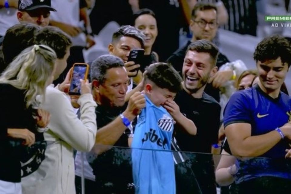 Torcedor do Corinthians, de oito anos, que recebeu a camisa do Santos/Reprodução / Premiere