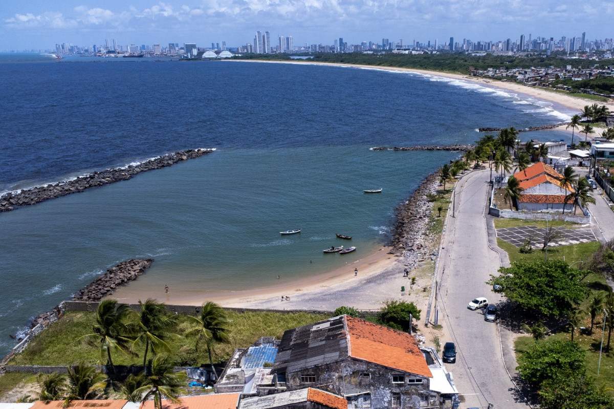 A Praia dos Milagres, em Olinda, está considerada imprópria para banho/Rafael Vieira/ DP Foto