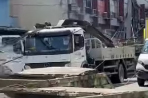 O corpo de bombeiros atuou no combate &agrave;s chamas