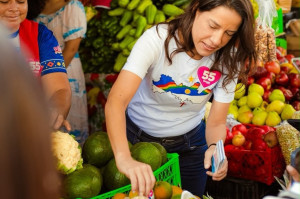 Em giro no Agreste, Raquel Lyra visita Feira de Caruaru: "Estamos melhorando os espa&ccedil;os"