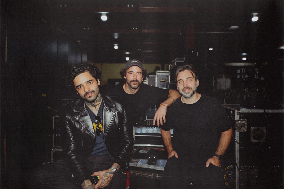 Fresno da esq. para a dir.: o vocal e guitarrista Lucas Silveira, o baterista Thiago Guerra e o guitarrista Gustavo Mantovani (André Figueirêdo/Divulgação)