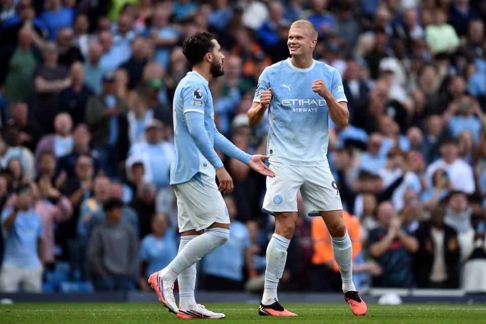 Haaland e Cherki, jogadores do Manchester City/PETER POWELL / AFP