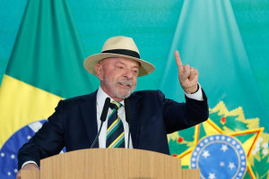 'Voto definir&aacute; se teremos um Brasil que se apequena para outros pa&iacute;ses', diz Lula. 
