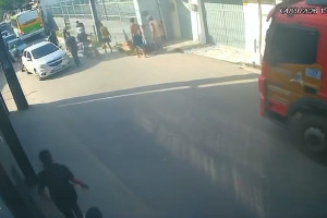 Dois jovens sofrem acidente ap&oacute;s pegarem &lsquo;bigu&rsquo; em &ocirc;nibus em Olinda