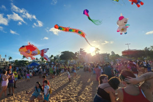 Pipas em tamanhos e formatos distintos encantam crian&ccedil;as e adultos em festival em Candeias