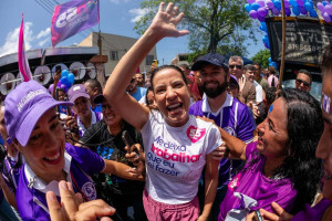 "Mainha trabalha que s&oacute; a gota", diz Raquel ao rebater promessas de advers&aacute;rios durante ato no Cabo