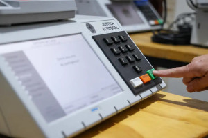 Urnas eletr&ocirc;nicas ter&atilde;o novos recursos de acessibilidade para facilitar o voto de pessoas com defici&ecirc;ncia nas Elei&ccedil;&otilde;es 2026