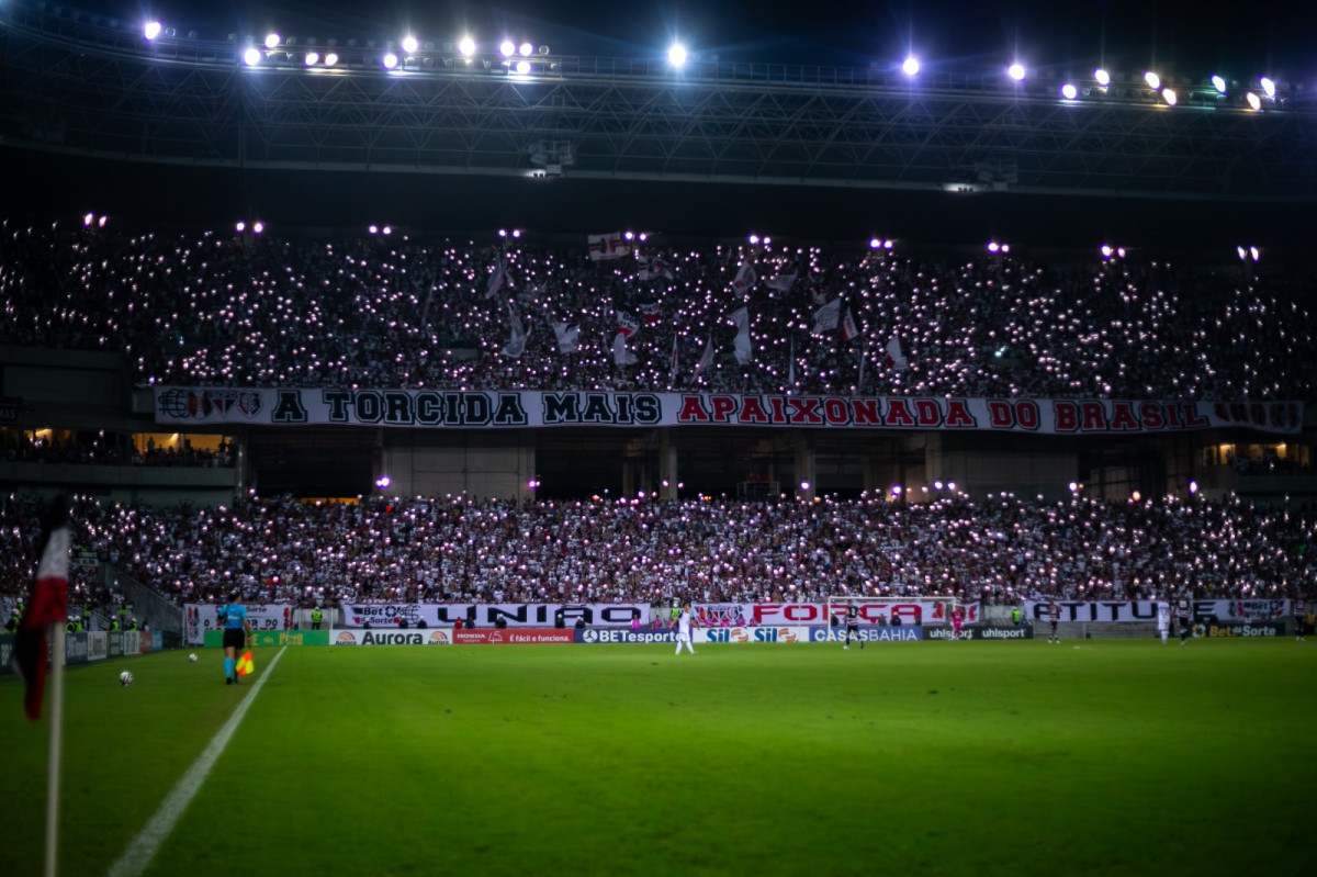 Torcida do Santa Cruz na Arena de Pernambuco /Rafael Vieira/DP Foto