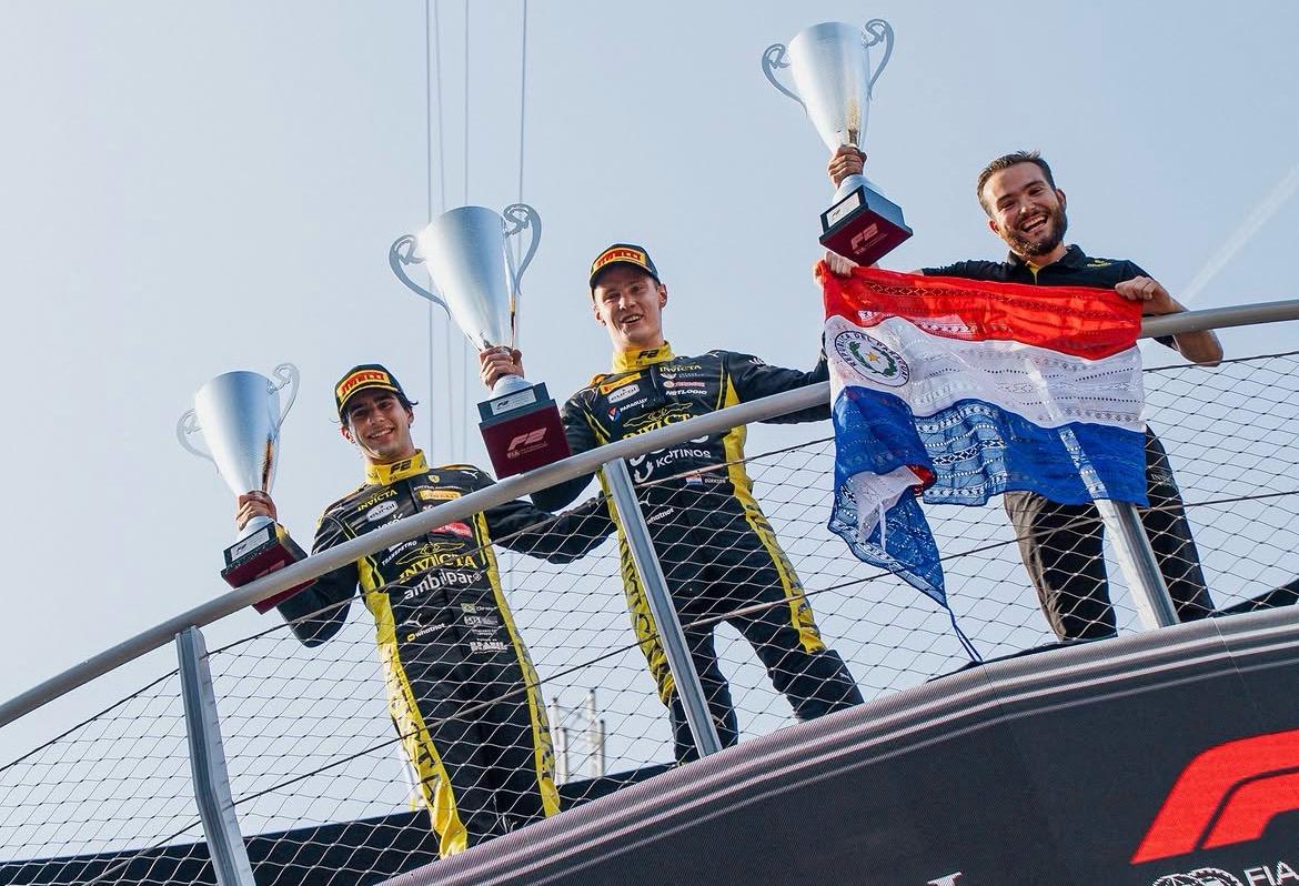 Rafael Câmara (esq) comemora 2º lugar no GP de Monza/Reprodução/Formula 2 