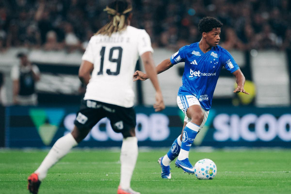 Z&eacute; Lucas em campo pelo Cruzeiro 
