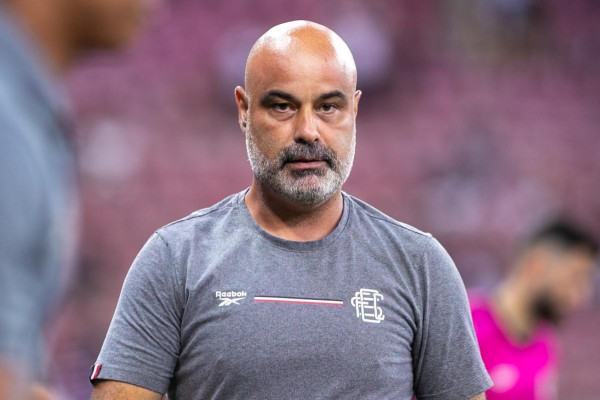 Cristian de Souza, t&eacute;cnico do Santa Cruz 