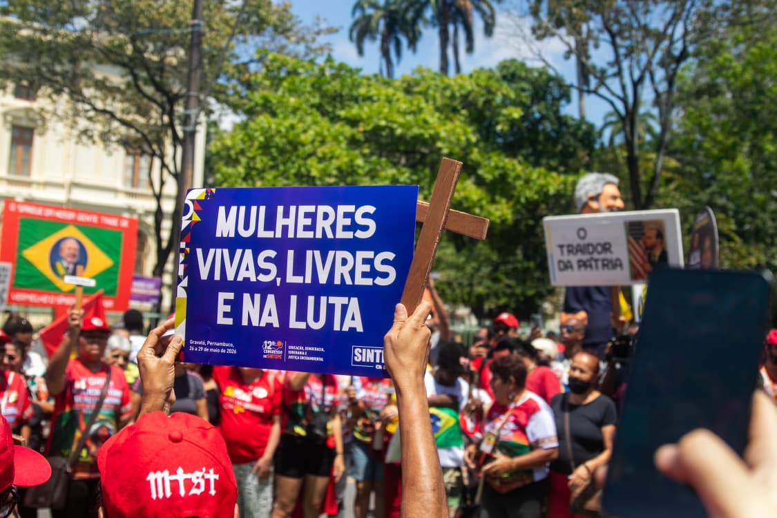 Evento ocupou a área central da capital pernambucana sob o lema defesa da soberania nacional, o combate à violência contra as mulheres e a luta pelo direito à moradia digna/Foto: Weslly Gomes/DP Foto