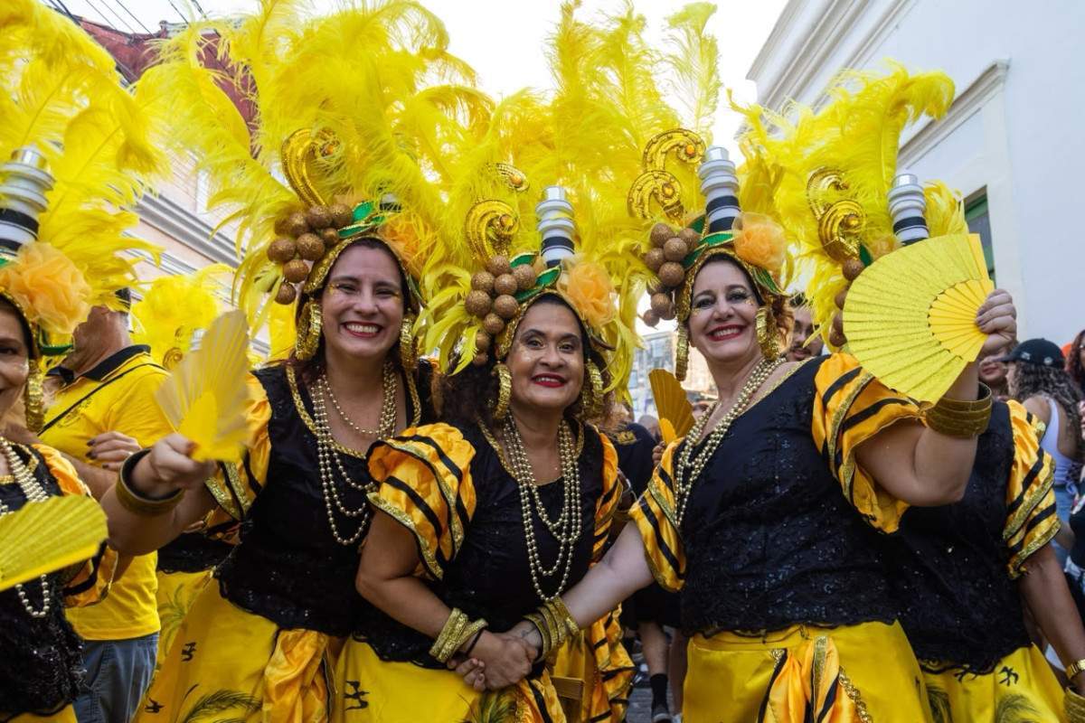 Integrantes da Pitombeira dos Quatro Cantos se reúnem durante a abertura das prévias de Carnaval de Olinda/Karol Rodrigues/DP Foto
