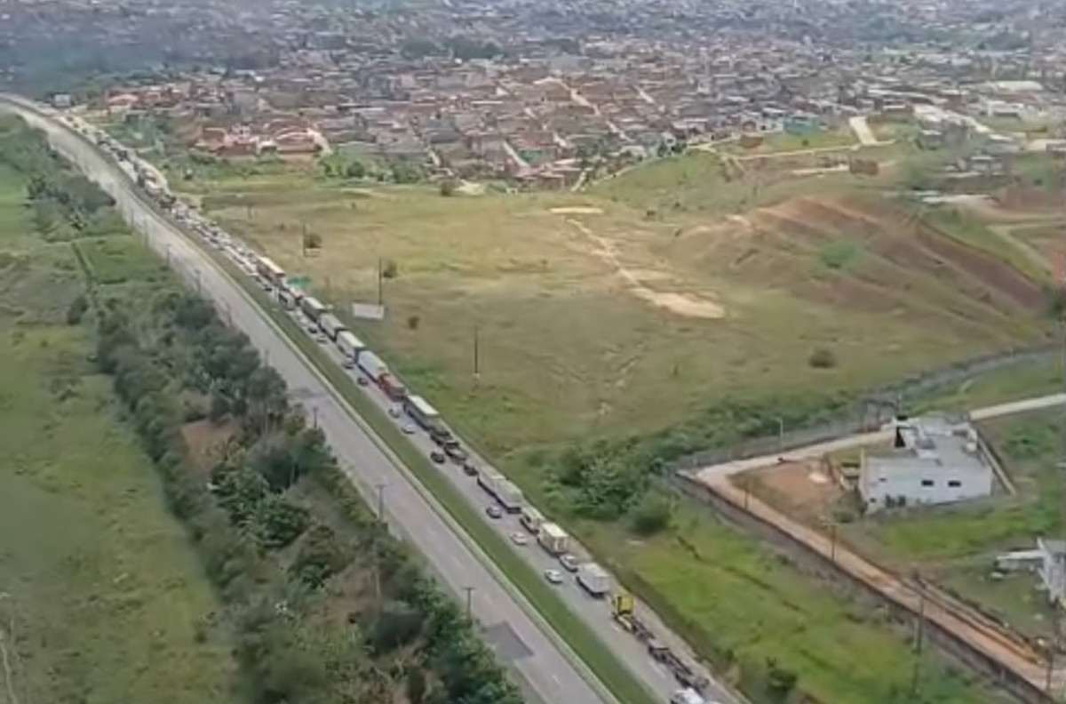 Trânsito interrompido no Km 45 da BR-232 em Vitória de Santo Antão/PRF/Divulgação