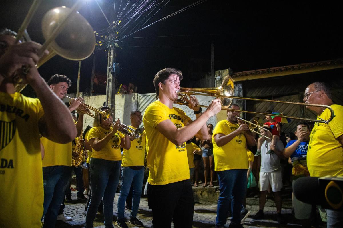 A Orquestra Paranampuká comanda o cortejo pelas ruas junto com a Orquestra do Maestro Carlos (Karol Rodrigues/DP Foto)
