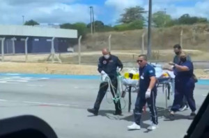 Equipe da PRF e do SAMU realizou o transporte aerom&eacute;dico do homem de Garanhuns para o Recife ap&oacute;s ele sofrer um coice de bovino