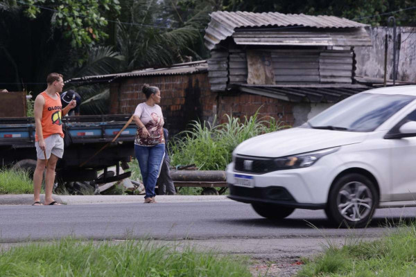 Todos os pedestres entrevistados pelo Diario de Pernambuco destacaram que a construção de uma passarela seria o ideal para solucionar o problema de travessia na BR-101  (Foto: Mauricio Ferry / DP Foto)