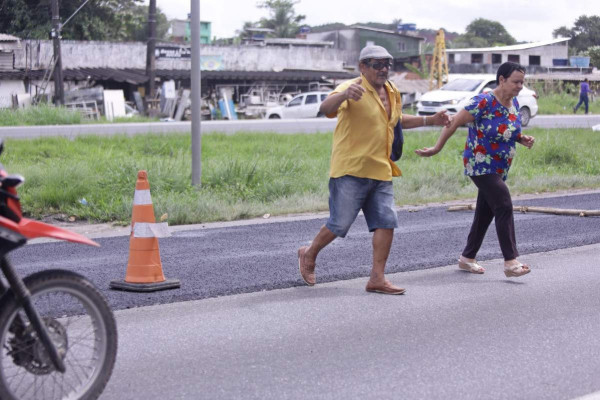Todos os pedestres entrevistados pelo Diario de Pernambuco destacaram que a construção de uma passarela seria o ideal para solucionar o problema de travessia na BR-101  (Foto: Mauricio Ferry / DP Foto)