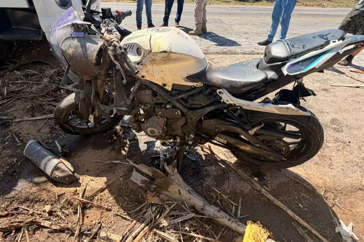 Filho de PM morre e policial fica gravemente ferido após colisão entre moto e caminhão na BR-408, em Aliança , na Mata Norte de Pernambuco
/Ascom PRF