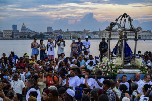 Fi&eacute;is da Virgem de Regla (Yemaya, na religi&atilde;o iorub&aacute;) participam de uma prociss&atilde;o durante o dia de sua festa em Havana, em 7 de setembro