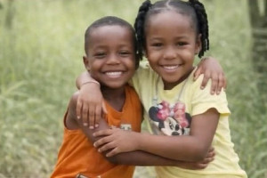 Desaparecidos, os irm&atilde;os Allan Michael, de 4 anos, e &Aacute;gatha Isabelly, de 6