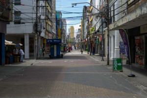 Rua da Imperatriz tem pouco movimento de pessoas