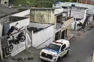 V&iacute;deo mostra jovem sendo lan&ccedil;ado de moto durante fuga da PM em Vit&oacute;ria de Santo Ant&atilde;o

