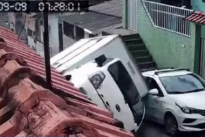 Caminh&atilde;o tomba em ladeira e atinge t&aacute;xi, com&eacute;rcio e muro de casa no bairro do Fund&atilde;o, no Recife
