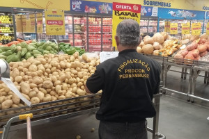 Valor total da cesta b&aacute;sica ficou R$ 5,29 mais barato