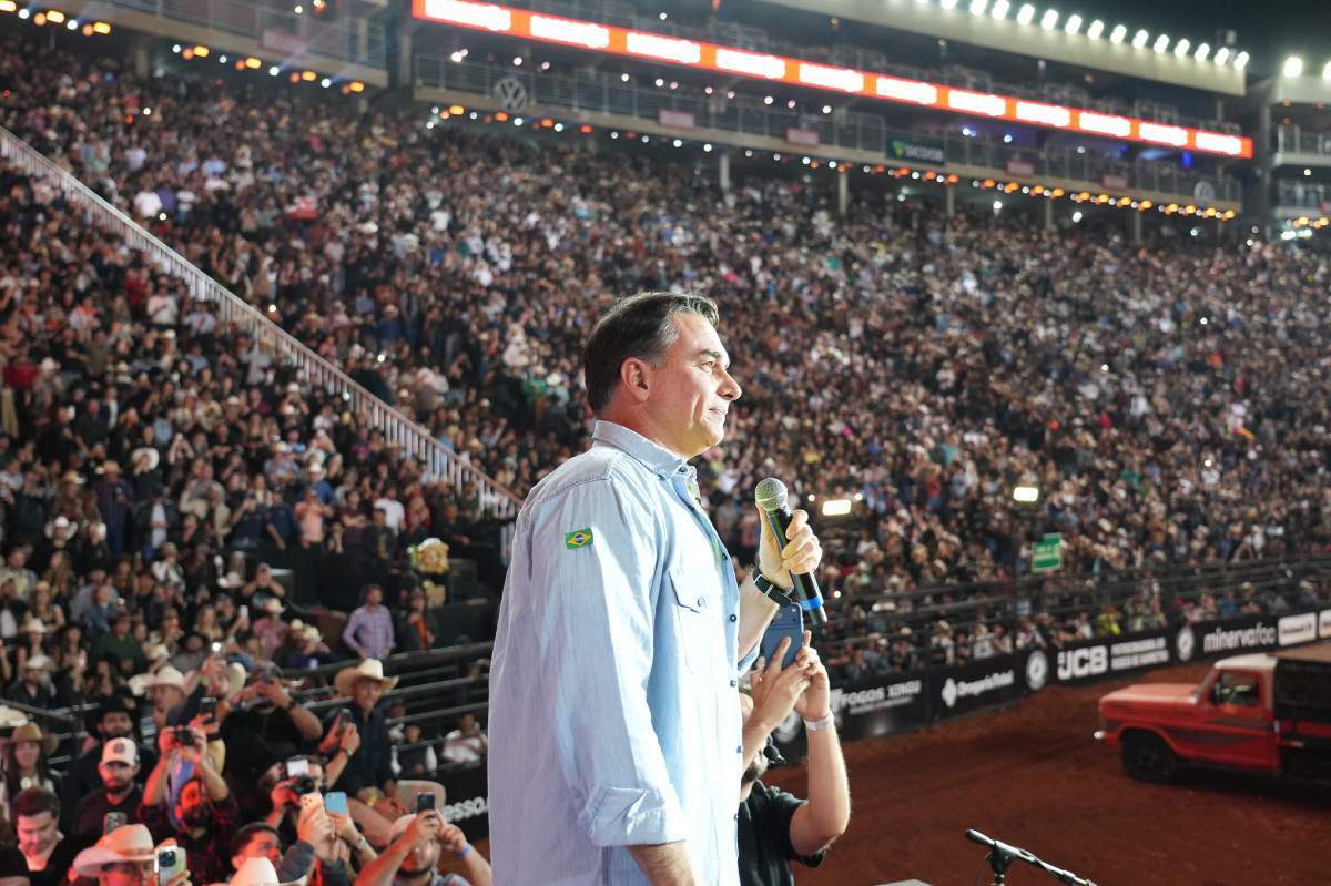 {'nm_midia_inter_thumb1':'https://www.diariodepernambuco.com.br/_midias/jpg/2026/09/09/125x85/1_55481666502_56b71e7d92_k-954395.jpg', 'id_midia_tipo':'2', 'id_tetag_galer':'', 'id_midia':'6aa1c7ba52269', 'cd_midia':954395, 'ds_midia_link': 'https://www.diariodepernambuco.com.br/_midias/jpg/2026/09/09/55481666502_56b71e7d92_k-954395.jpg', 'ds_midia': 'O candidato Flávio Bolsonaro (PL) na Festa de Peão de Barretos', 'ds_midia_credi': 'Charles Vieira/Divulgação', 'ds_midia_titlo': 'O candidato Flávio Bolsonaro (PL) na Festa de Peão de Barretos', 'cd_tetag': '1', 'cd_midia_w': '1200', 'cd_midia_h': '799', 'align': 'Clear'}
