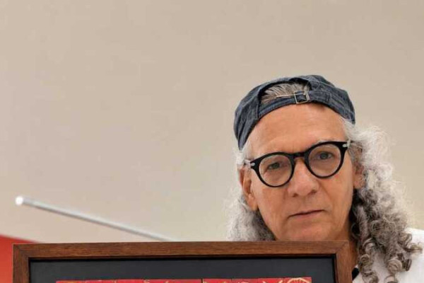 Maurício Silva com peça Obra Vermelha (Foto: Alonso Laporte)