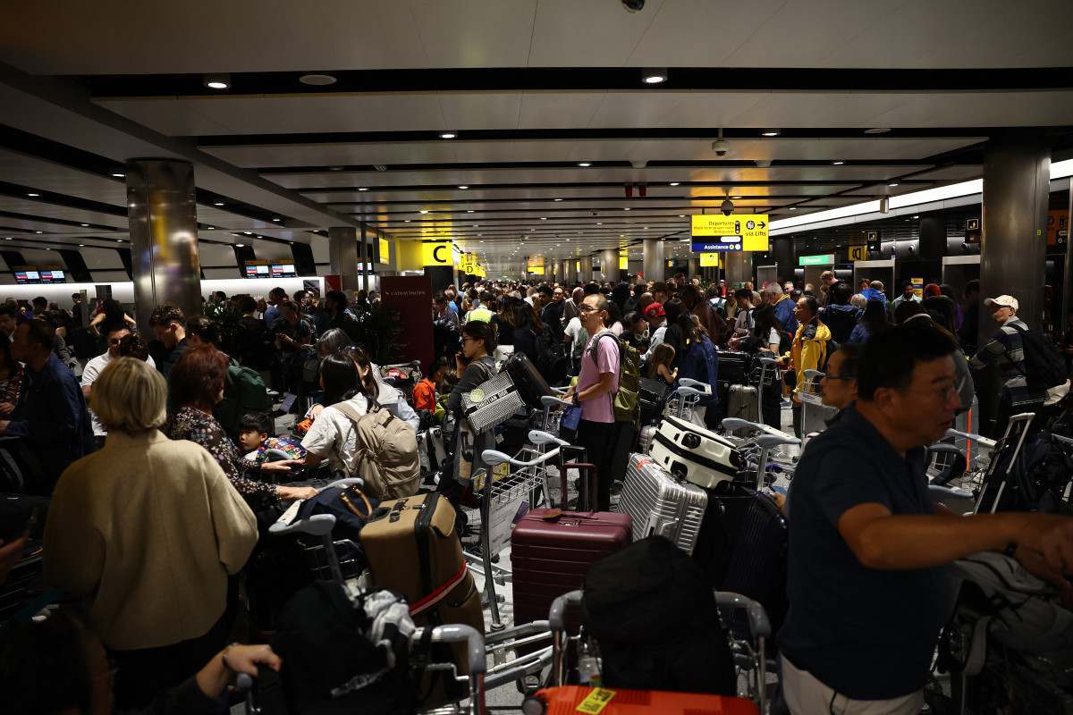 Passageiros afetados por atrasos aguardam e formam filas no Terminal 3 do aeroporto de Heathrow, em Londres/Henry Nicholls/AFP