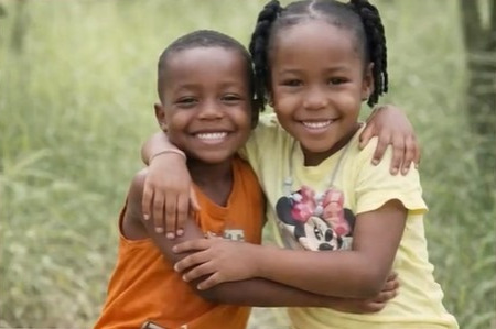 Desaparecidos, os irmãos Allan Michael, de 4 anos, e Ágatha Isabelly, de 6/Acervo familiar/Divulgação