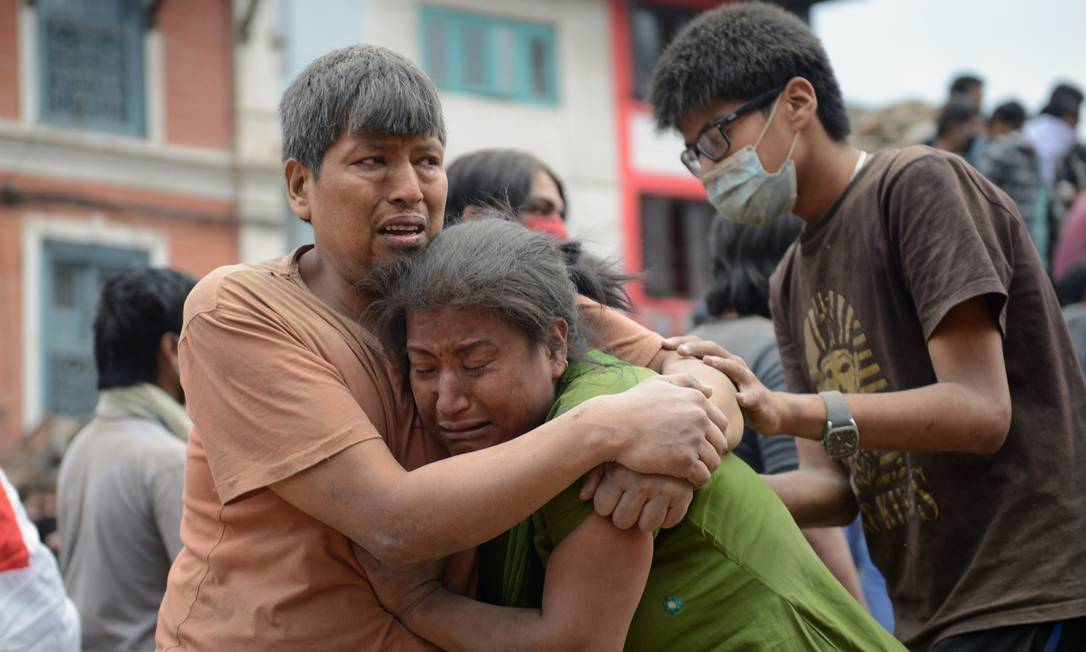 Autoridades do Nepal afirmou que já foram recuperados 1.367 corpos em seu território/PRAKASH MATHEMA / AFP