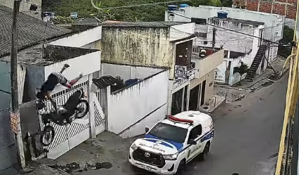 Vídeo mostra jovem sendo lançado de moto durante fuga da PM em Vitória de Santo Antão
/Reprodução/Instagram