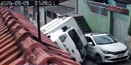 Caminhão tomba em ladeira e atinge táxi, comércio e muro de casa no bairro do Fundão, no Recife
/Reprodução/Instagram