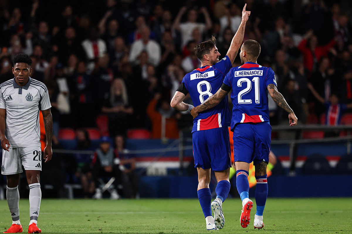 Jogadores do PSG comemoram gol na estreia da Champions/FRANCK FIFE / AFP